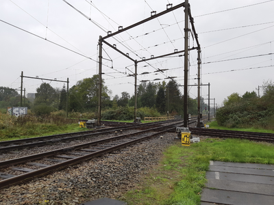 903152 Gezicht op de spoorkruising te Blauwkapel bij Utrecht, met op de voorgrond de spoorlijn van Amersfoort richting ...
